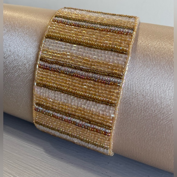 BEAUTIFUL SATIN BEADED CLUTCH/CROSSBODY “48 STRAP CAN BE TUCKED INSIDE - Picture 10 of 15